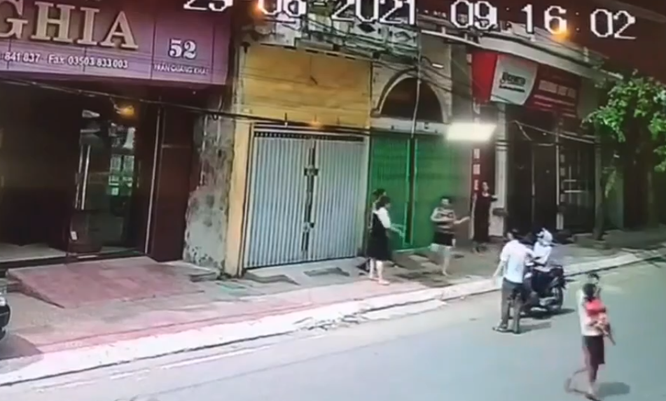 Trả lời phỏng vấn trên tạp chí Tri thức trực tuyến, ông Trần Đức Ánh, Chủ tịch UBND phường Trần Quang Khải, xác nhận vụ việc. "Thông tin ban đầu bé gái khi ngủ dậy, trong nhà không có ai nên đã đi ra ngoài và la hét", ông Ánh nói.