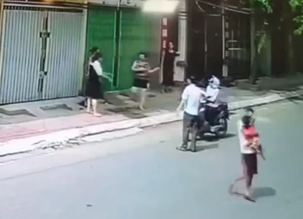 Sau sự việc, bé gái bị thương nhẹ, không nguy hiểm tới tính mạng. Người đàn ông đỡ cháu bé đã rời khỏi hiện trường.