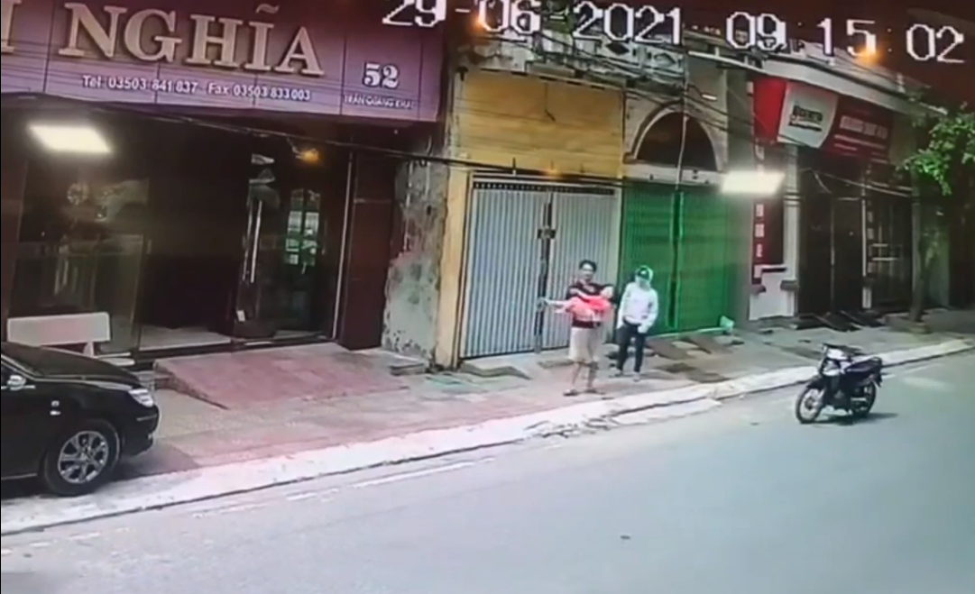 Đoạn clip ghi lại khoảnh khắc thót tim nhanh chóng nhận về nhiều bình luận của thành viên mạng, trong đó có không ít ý kiến chỉ trích sự lơ là của người lớn trong việc trông coi con nhỏ.