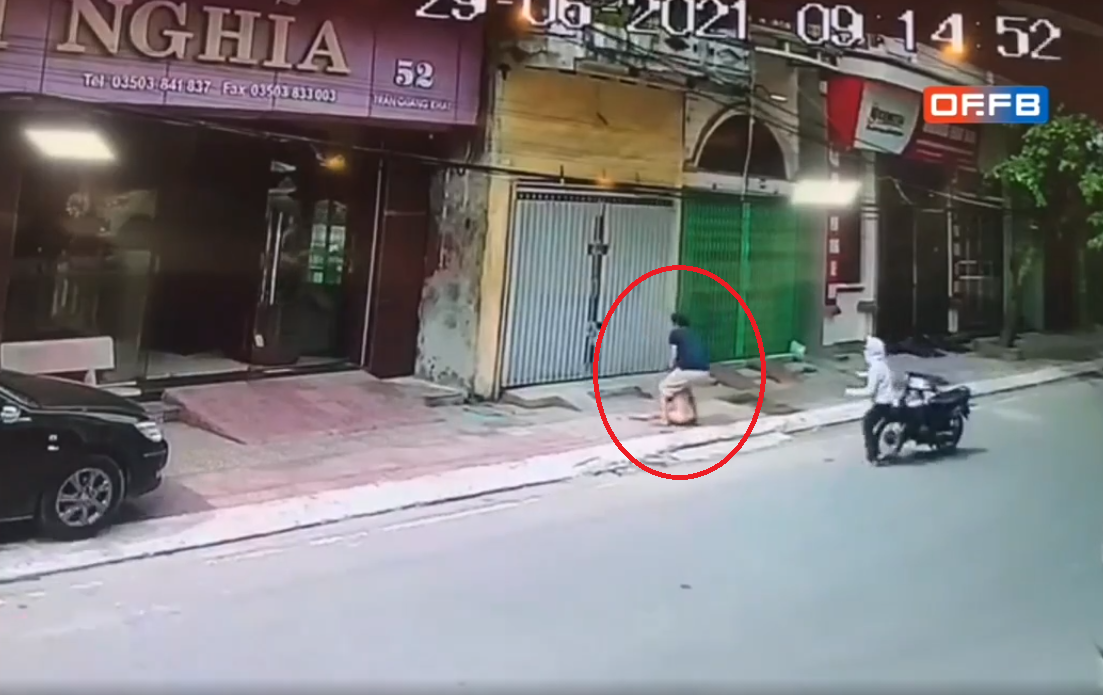 Đau đớn và hoảng sợ khiến bé gái bật khóc. Thanh niên ôm bé và dỗ dành để cháu nín khóc.