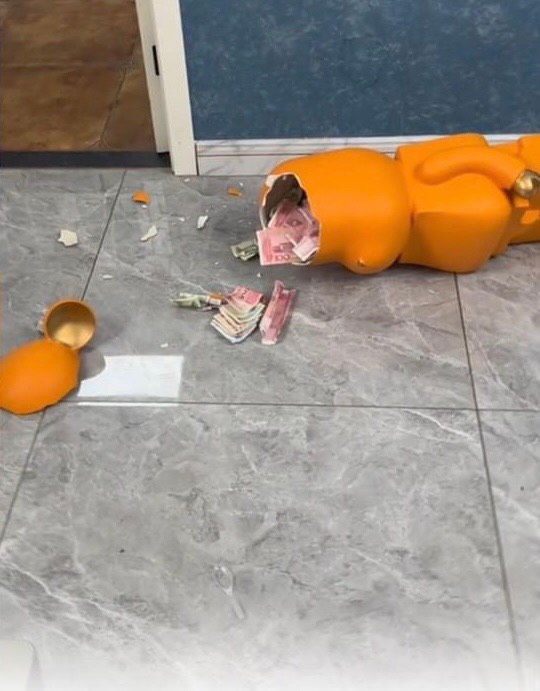 Cứ ngỡ rằng cô bé sẽ trở thành “đối tượng xử lí” của bố mẹ thì một chuyện bất ngờ đã xảy ra. Trong tượng chú gấu Bearbrick bị vỡ lại xuất hiện rất nhiều tiền mặt với các mệnh giá khác nhau.