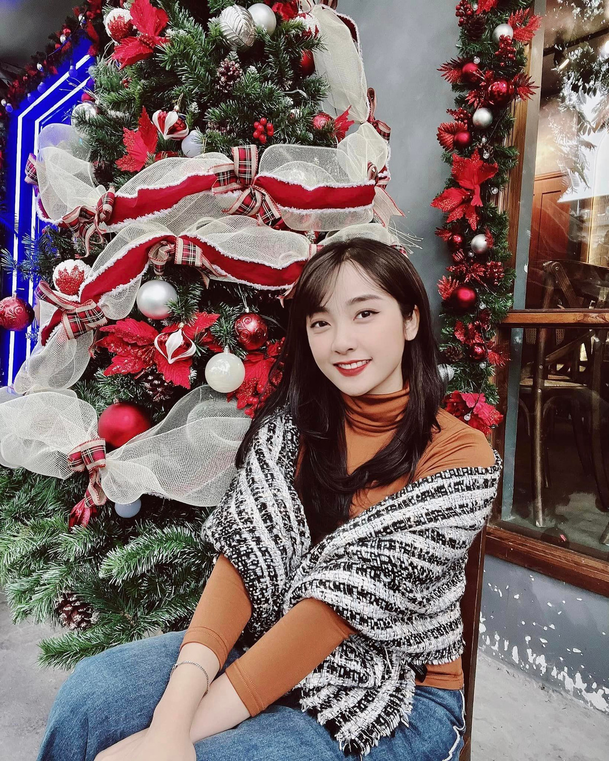 Lớn lên, Minh Phương nhận ra mình thực sự yêu trẻ, thích chăm sóc và chơi với trẻ con. Thời điểm lựa chọn trường đại học, cô được một người chị hướng vào ngành Sư phạm, từ đó lựa chọn nghề giáo là nghề theo đuổi cả đời.