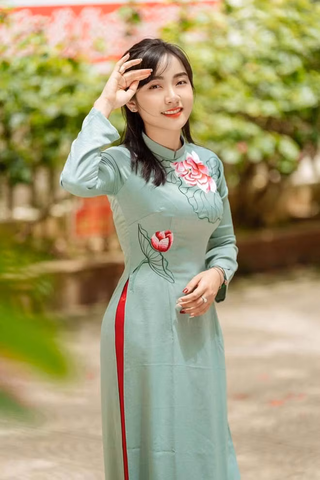 Cô giáo xuất hiện trong loạt ảnh là Phạm Minh Phương (sinh năm 1996, quê Hải Phòng), hiện công tác tại trường Tiểu học Phương Liệt (Hà Nội).