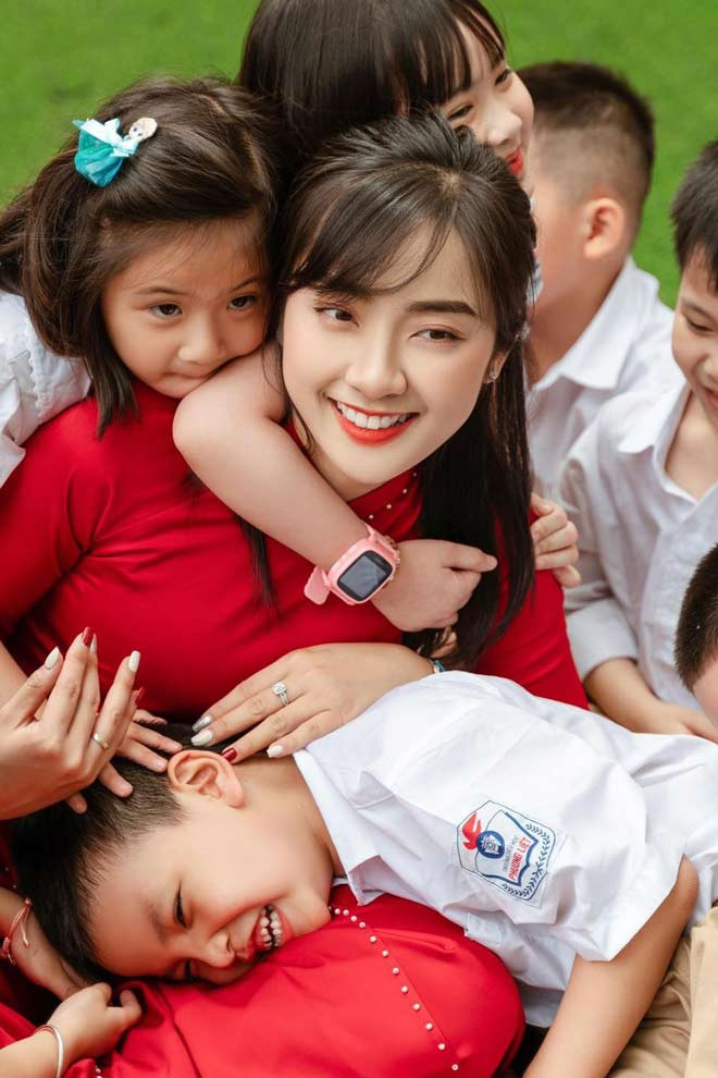 Mới đây, loạt ảnh cô giáo trẻ xinh đẹp chụp cùng dàn học trò được chia sẻ trên nhiều diễn đàn mạng xã hội. Nhan sắc khả ái, nụ cười rạng rỡ như hoa của cô giáo nhận được nhiều lời khen ngợi.
