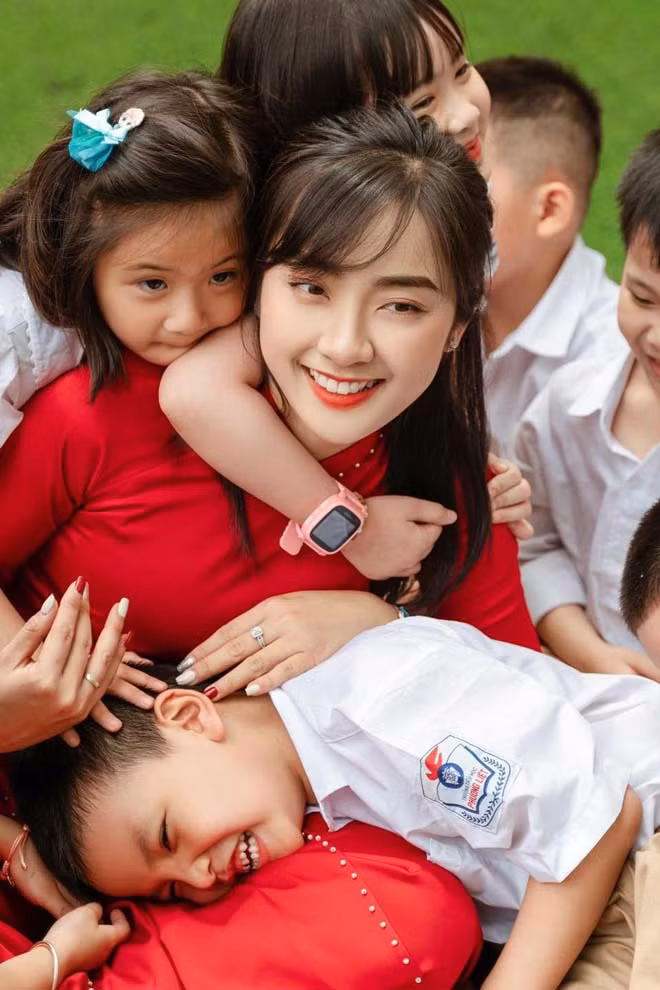 Mới đây, loạt ảnh cô giáo trẻ xinh đẹp chụp cùng dàn học trò được chia sẻ trên nhiều diễn đàn mạng xã hội. Nhan sắc khả ái, nụ cười rạng rỡ như hoa của cô giáo nhận được nhiều lời khen ngợi.