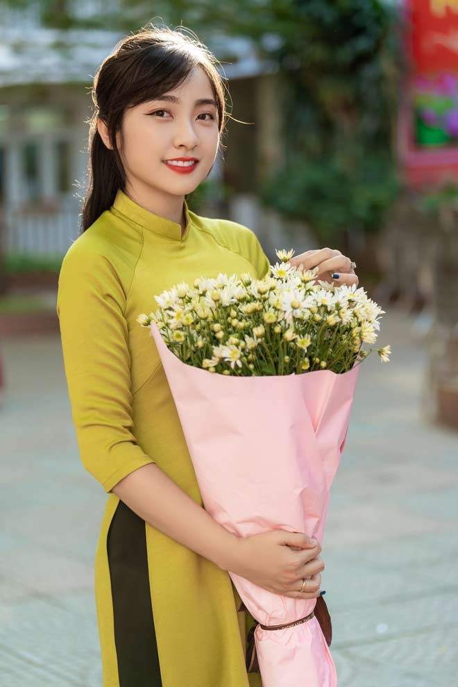 Cô giáo tiểu học chia sẻ: “Mình không ngờ được lại được mọi người quan tâm và chú ý nhiều như vậy. Đọc được những lời khen, trong đó có cả sự khen ngợi của phụ huynh học sinh và bạn bè, mình cảm thấy rất vui và vinh dự”.