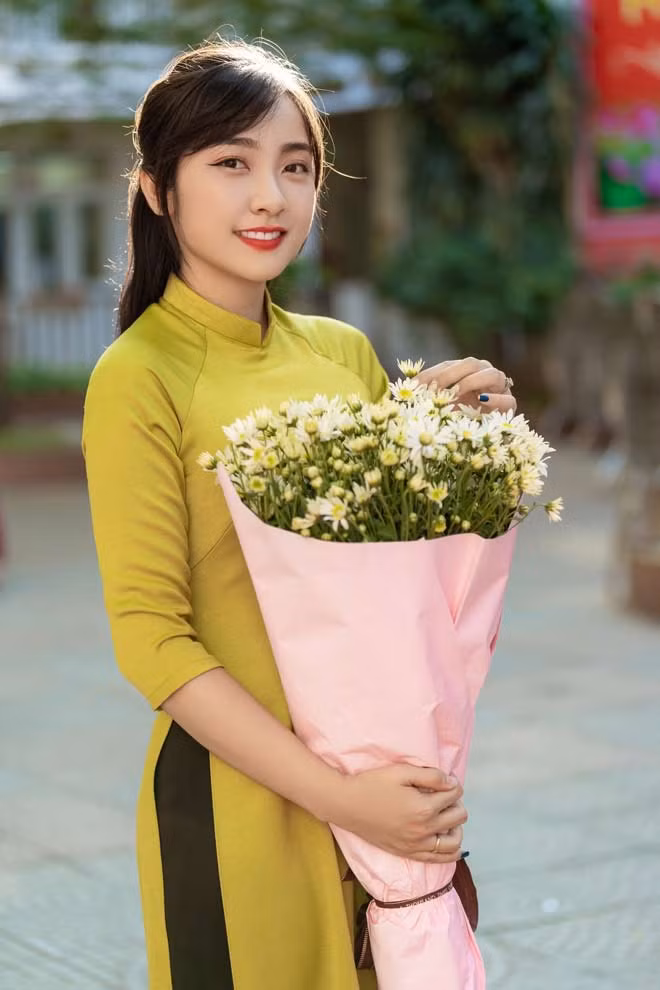 Cô giáo tiểu học chia sẻ: “Mình không ngờ được lại được mọi người quan tâm và chú ý nhiều như vậy. Đọc được những lời khen, trong đó có cả sự khen ngợi của phụ huynh học sinh và bạn bè, mình cảm thấy rất vui và vinh dự”.