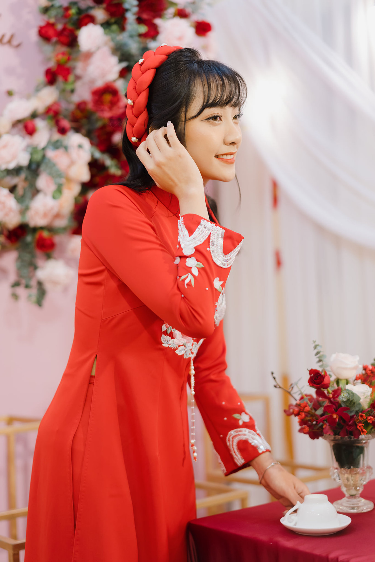 Rời bục giảng, Minh Phương trong đời thường là một cô gái năng động, dễ thương. Cô nàng đã kết hôn vào tháng 3/2022 cùng mối tình thời cấp ba của mình.