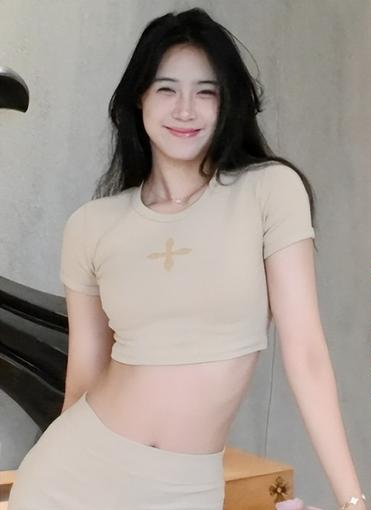 Vẻ bề ngoài của Trác Thức cùng với tài năng chơi bóng rổ của cô khiến mọi người càng thêm ngưỡng mộ cô gái trẻ này. Chỉ cần trang điểm nhẹ nhàng một chút cũng đủ khiến cô tỏa sáng.