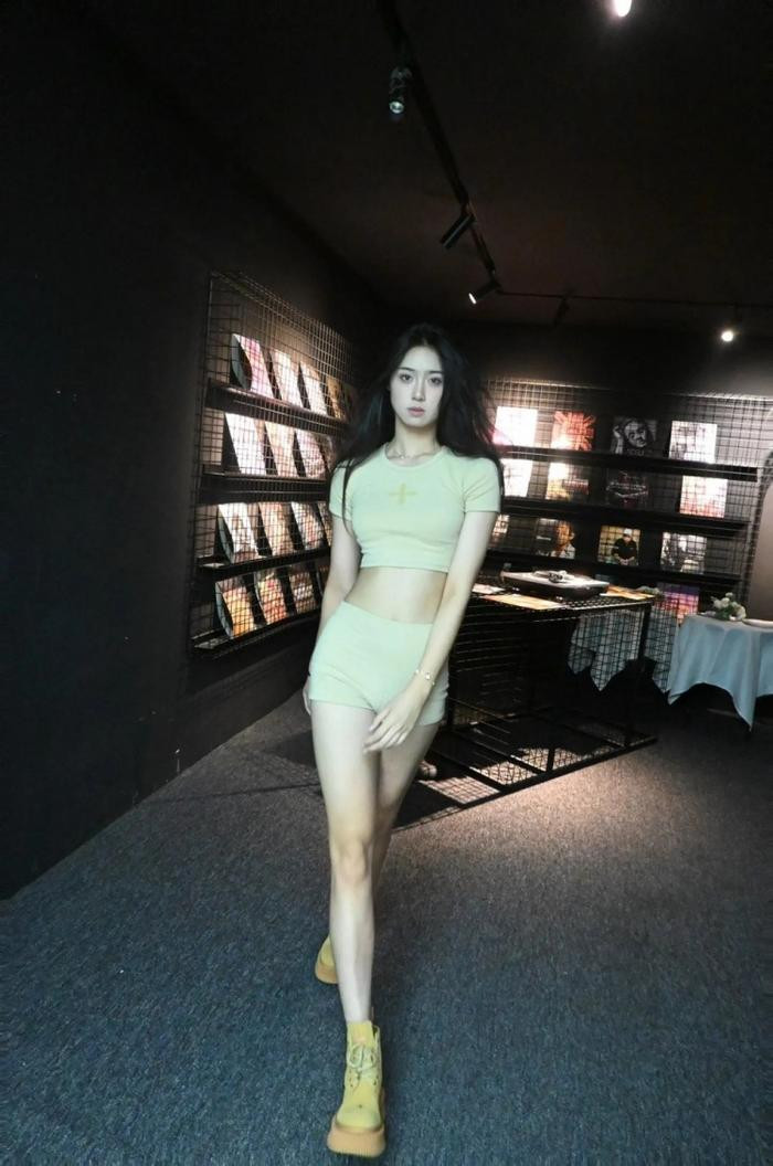 Trác Thức tin tin khoe vóc dáng.