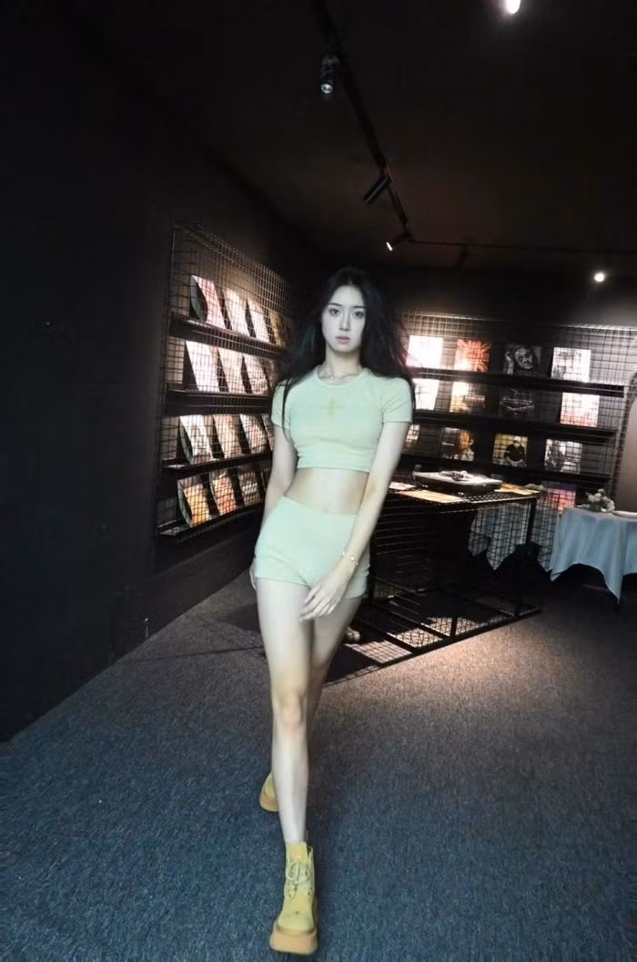 Trác Thức tin tin khoe vóc dáng.