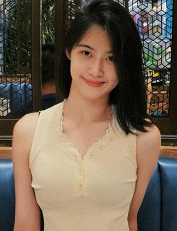 Tuy những bức ảnh trên mạng trông cô mảnh mai, yếu đuổi nhưng khi trên sân thi đấu, Trác Thức là người rất quyết đoán với những đường chuyền đẹp mắt và dứt khoát.