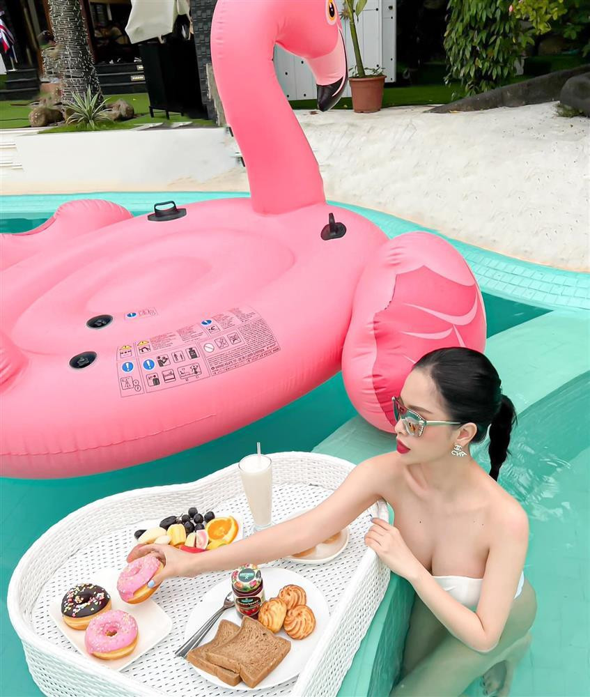 Trên trang cá nhân, Á khôi "Duyên Dáng Doanh Nhân" - Trang Pilla mới đây gây chú ý khi chia sẻ loạt ảnh ăn sáng dưới hồ bơi tại một villa sang chảnh.