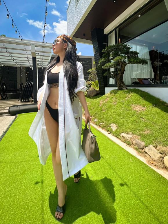 Gái xinh 9X này diện bikini hai mảnh màu trắng, khoe đường cong gợi cảm, vòng eo con kiến, làn da tươi trẻ, mịn màng.