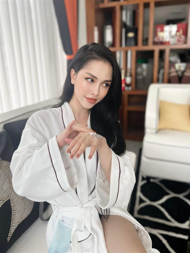 Nhờ lợi thế ngoại hình mà Trang Pilla chẳng ngại phô diễn hình thể trong những bộ cánh quyến rũ trước ống kính.