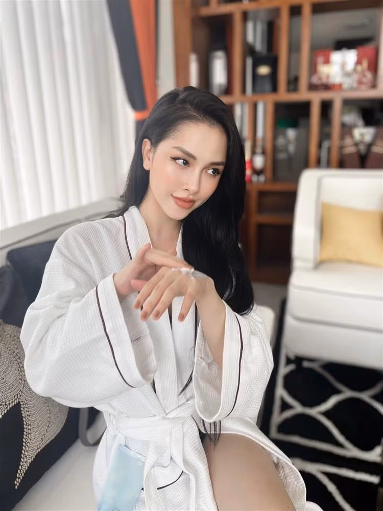 Nhờ lợi thế ngoại hình mà Trang Pilla chẳng ngại phô diễn hình thể trong những bộ cánh quyến rũ trước ống kính.