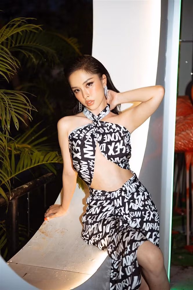 Song tâm điểm nhất phải kể đến vòng một ngồn ngộn, căng tràn của bà mẹ hai con khiến dân mạng khó mà rời mắt.