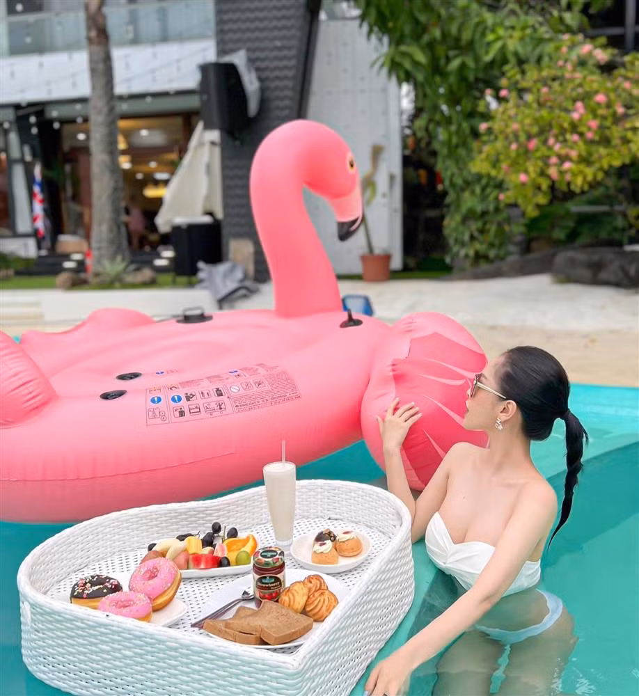 Tro lai sau man o an, Trang Pilla dien bikini khoe body 