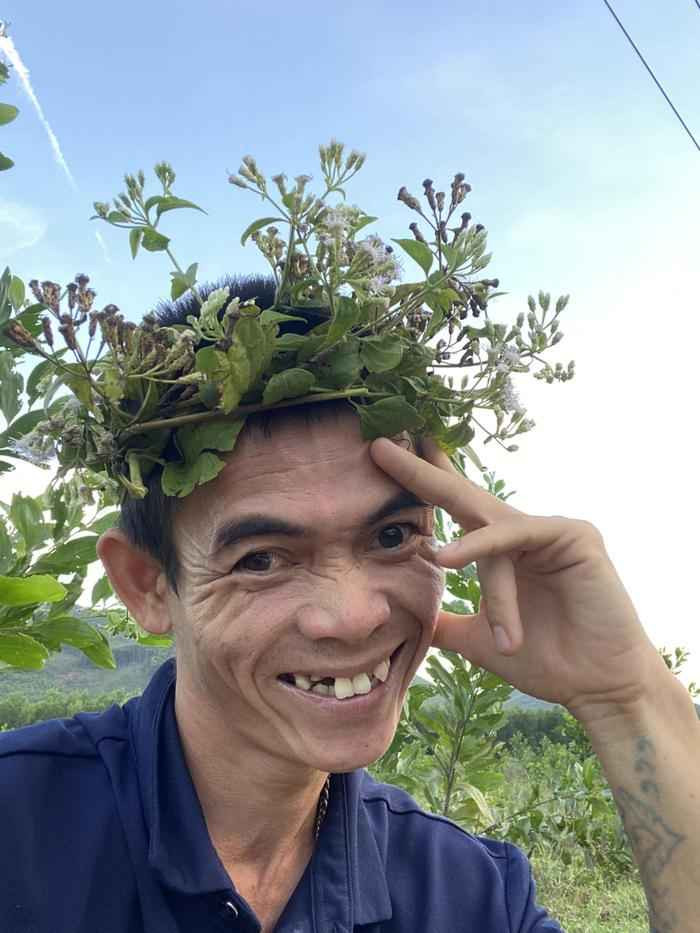 Sô Y Tiết (SN 1988, quê Bình Định) nổi tiếng với hàng loạt clip đếm số được cải biên trên giai điệu của vài ca khúc nổi tiếng. Theo đó, chàng trai hát đếm với giọng tiếng Anh ngọng nghịu cùng hình ảnh chân chất, chiếc miệng “không răng” khiến cộng đồng mạng phát cuồng.