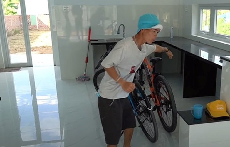 Ngoài ra Sô Y Tiết làm ra các sản phẩm như áo thun, sweater có in hình mình bán online cho fan nước ngoài để tăng thu nhập.