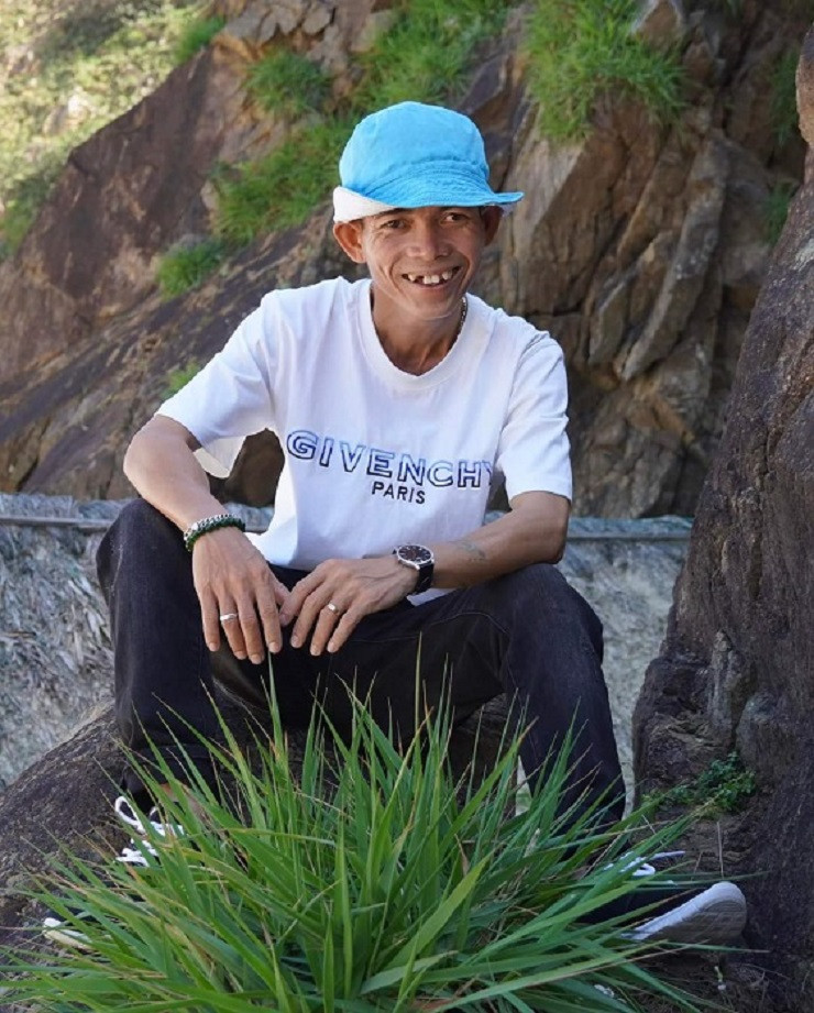 Năm 2010, Sô Y Tiết vào trại trẻ mồ côi rồi được chẩn đoán viêm phối mãn tính cấp, phải nghỉ học. Khi đó trại trẻ quyết định trả anh về địa phương. Anh ở một năm với bác trai rồi được mẹ nuôi nhận về. Anh làm công việc chăn bò kiếm tiền giúp mẹ trang trải cuộc sống.