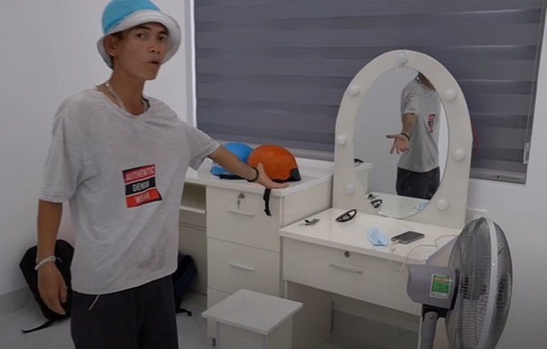 Hiện tại thu nhập chính của Sô Y Tiết là hát mừng sinh nhật bằng bài hát đếm số cho các fan quốc tế trên Cameo (nền tảng kết nối trực tiếp khán giả với người nổi tiếng, hiện tượng mạng).