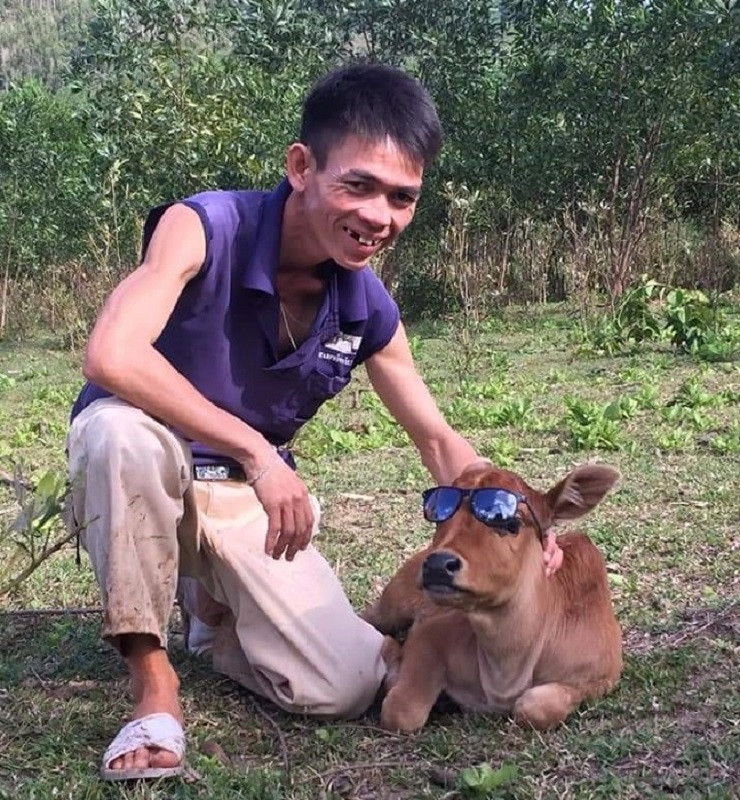 Sô Y Tiết có gia cảnh khá đặc biệt, anh mồ côi mẹ, cùng bố và em gái lang thang xin ăn. Năm 2009, bố hiện tượng mạng này mất vì ung thư phổi, sau đó họ hàng đã nhận nuôi cả hai anh em.