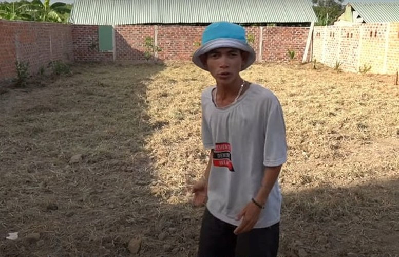 Trên trang cá nhân, hiện tượng mạng quê Bình Định thường xuyên chia sẻ khoảnh khắc và hình ảnh dễ thương, có phần "độc lạ" của bản thân. Anh cũng không ngần ngại khoe vợ và con trai lên mạng xã hội.