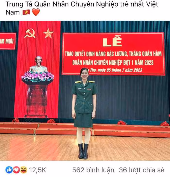 Tối 17/7, cựu VĐV bơi lội Nguyễn Thị Ánh Viên cũng chính thức gia nhập trào lưu Flex bằng bức ảnh tươi rói trong lễ nhận quyết định nâng bậc lương, thăng quần hàm quân nhân chuyên nghiệp đợt 1 năm 2023.