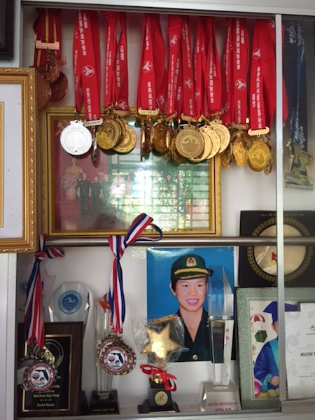 Chừng này tấm huy chương, cúp lưu niệm... Ánh Viên đã có màn flex thành công.