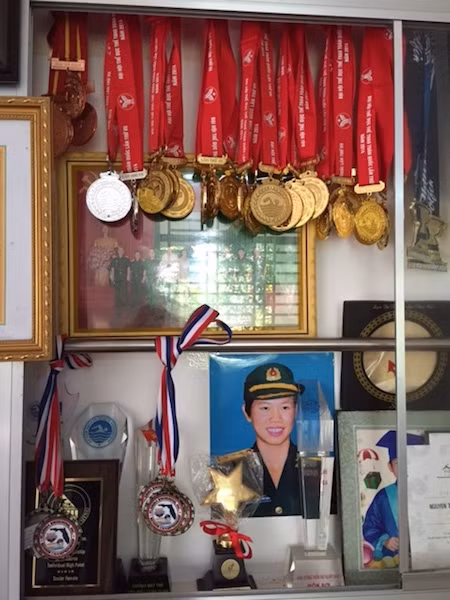 Chừng này tấm huy chương, cúp lưu niệm... Ánh Viên đã có màn flex thành công.