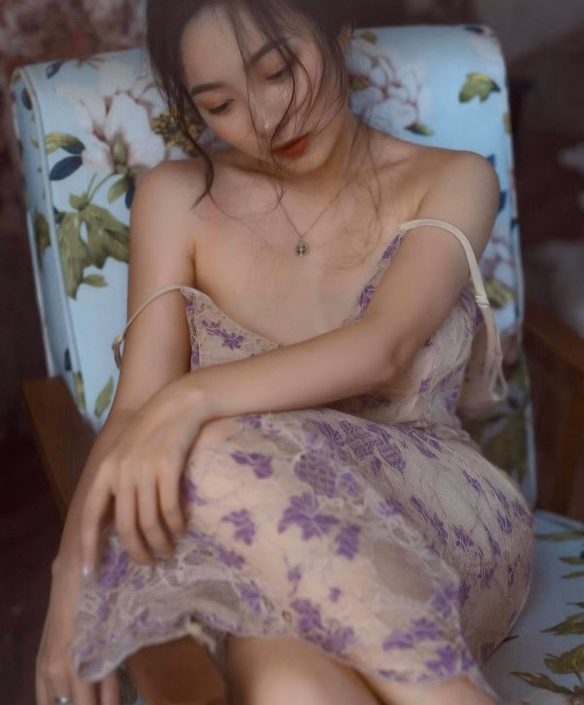 Tuy nhiên, cô giáo hot girl Tiêu Hạ chia sẻ, cô lựa chọn công việc dạy học online vì vừa muốn thỏa mãn đam mê của bản thân, vừa muốn có thời gian để làm nhiếp ảnh gia, người mẫu ảnh và làm các công việc tự do cho một số công ty truyền thông.