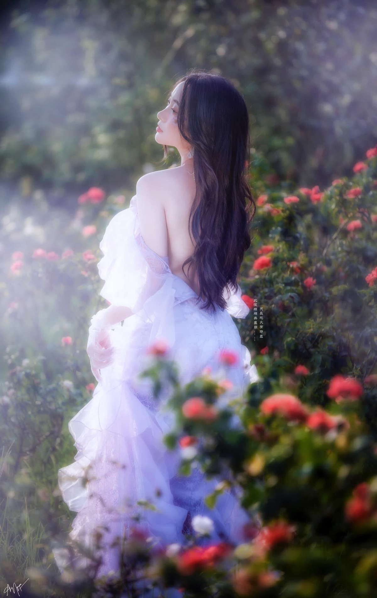 Tiêu Hạ cho biết, cô bén duyên với nghề mẫu ảnh từ khi còn học cấp 3. Hiện tại, gái xinh này còn là cô giáo dạy toán online cho một số trang web dạy học trực tuyến.