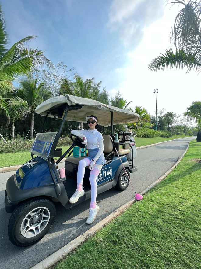 Trên báo chí Campuchia, Theara tiết lộ 4 quy tắc để giữ gìn vẻ đẹp là yêu bản thân, uống nhiều nước, tập thể dục đều đặn và ngủ đủ giấc.