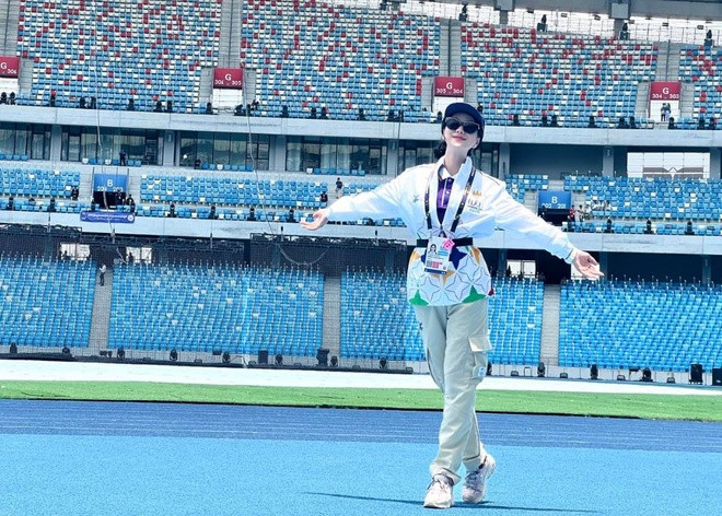 Tuy nhiên Theara là TNV phiên dịch cho các chuyên gia nước ngoài và đoàn thể thao tham gia bộ môn này. Với nhan sắc rạng rỡ, nhiều người còn gọi cô là “nữ thần” SEA Games 32.