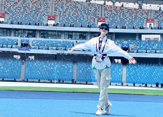 Tuy nhiên Theara là TNV phiên dịch cho các chuyên gia nước ngoài và đoàn thể thao tham gia bộ môn này. Với nhan sắc rạng rỡ, nhiều người còn gọi cô là “nữ thần” SEA Games 32.