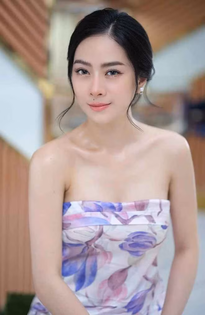 Leang Theara kinh doanh trong lĩnh vực làm đẹp và trang sức đồng thời quản lý một tòa chung cư ở Phnom Penh.