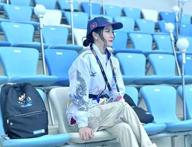 Leang Theara thường có mặt tại khu vực thi đấu môn bơi lội và thoải mái check-in với các VĐV khiến nhiều người hiểu lầm cô cũng nằm trong danh sách thi đấu.