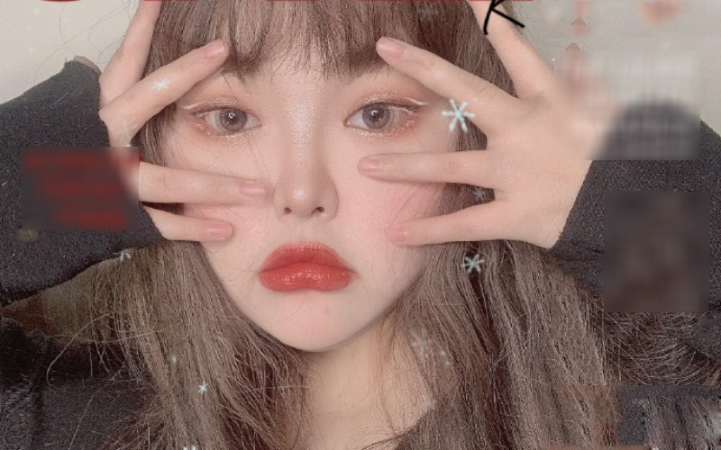 Hàng nghìn người đang xem livestream đã thấy được nhan sắc thật sự của idol TikTok này.