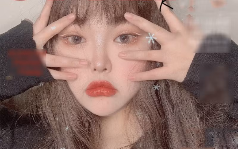 Hàng nghìn người đang xem livestream đã thấy được nhan sắc thật sự của idol TikTok này.