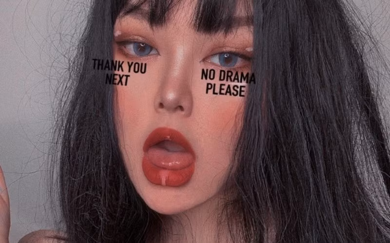 Nhiều người bình luận mỉa mai Tuyết Di: "Cái này là đã trang điểm sương sương rồi đấy, đến lúc thấy mặt mộc chắc còn bất ngờ hơn luôn", "Không bất ngờ lắm. Hotgirl mạng có ai không dùng filter làm đẹp và chỉnh sửa photoshop đâu chứ"...