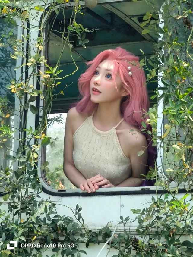 Nhờ lợi thế gương mặt xinh đẹp, hồn nhiên, trong sáng, không khó để Jiangsheng Hua ghi điểm trong mắt khán giả và giúp sản phẩm của cô nàng được lan tỏa rộng rãi.