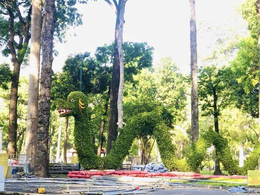 "Rồng môi trường, rồng xanh..." là biệt danh được cộng đồng mạng đặt tên cho chú rồng này gây "sốt" mạng xã hội Facebook bởi vì chú rồng này được thiết kế bằng những lá cây, tạo hình uốn lượn.