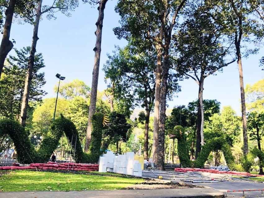 Netizen cũng đã được dịp cười nghiêng ngả với linh vật rồng 2024 tại công viên Tao Đàn, TP.HCM.