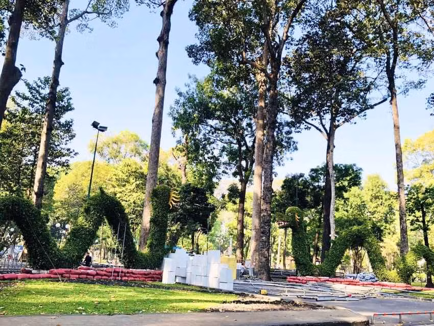 Netizen cũng đã được dịp cười nghiêng ngả với linh vật rồng 2024 tại công viên Tao Đàn, TP.HCM.