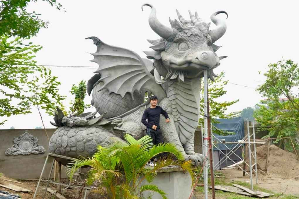 Anh Bùi Văn Quân (32 tuổi) - người thực hiện linh vật rồng tại Bắc Giang - cho biết anh đặt tên cho bức tượng này là rồng hạnh phúc. Anh cùng các cộng sự chia làm hai đợt thực hiện với hơn 70 ngày. Ban đầu, nhóm tạo khung sắt theo hình mẫu thiết kế, căng lưới, sử dụng hỗn hợp cát và xi măng để hoàn thiện.