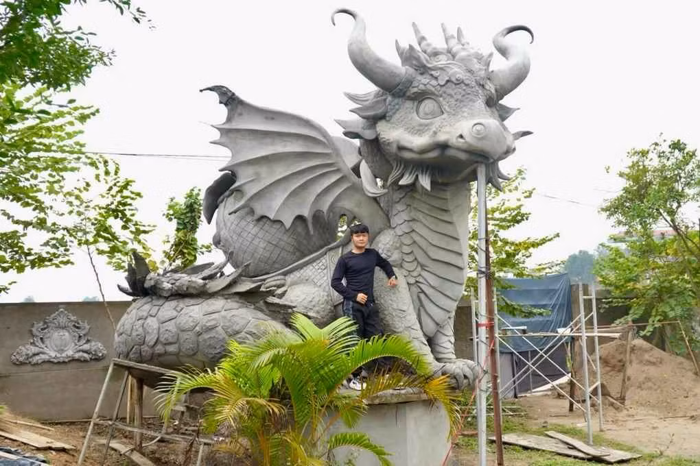 Anh Bùi Văn Quân (32 tuổi) - người thực hiện linh vật rồng tại Bắc Giang - cho biết anh đặt tên cho bức tượng này là rồng hạnh phúc. Anh cùng các cộng sự chia làm hai đợt thực hiện với hơn 70 ngày. Ban đầu, nhóm tạo khung sắt theo hình mẫu thiết kế, căng lưới, sử dụng hỗn hợp cát và xi măng để hoàn thiện.