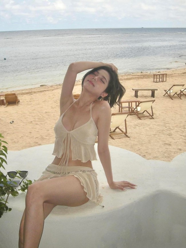 Thúy Hằng sở hữu gương mặt khả ái, đường nét thanh tú và vóc dáng gợi cảm.