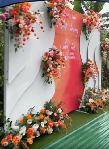 Cũng bởi vậy nên các quan khách không thể đến, lễ cưới cũng chỉ đành tạm hoãn. Chứng kiến bao công sức bị lãng phí, cô dâu không khỏi buồn lòng.