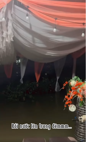 Cô dâu cho biết, ngay từ khi dựng rạp cưới, trời đã mưa rất to. Tuy nhiên, cô chẳng thể ngờ được rằng chỉ sau một đêm, nước đã dâng rất cao, thậm chí hơn cả nửa người.